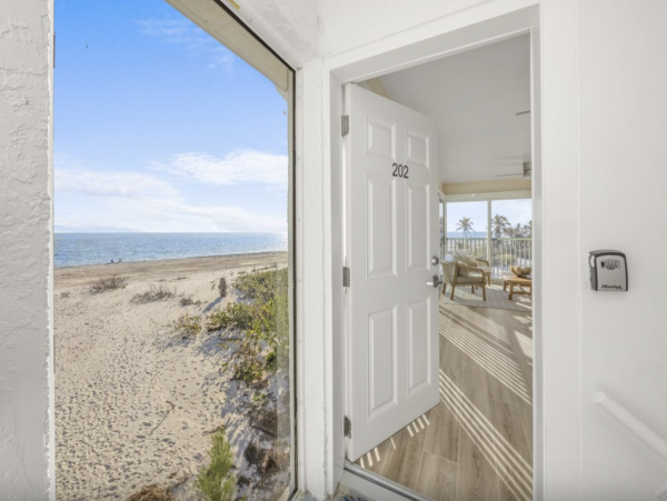 Intimate 4 unit beachfront complex